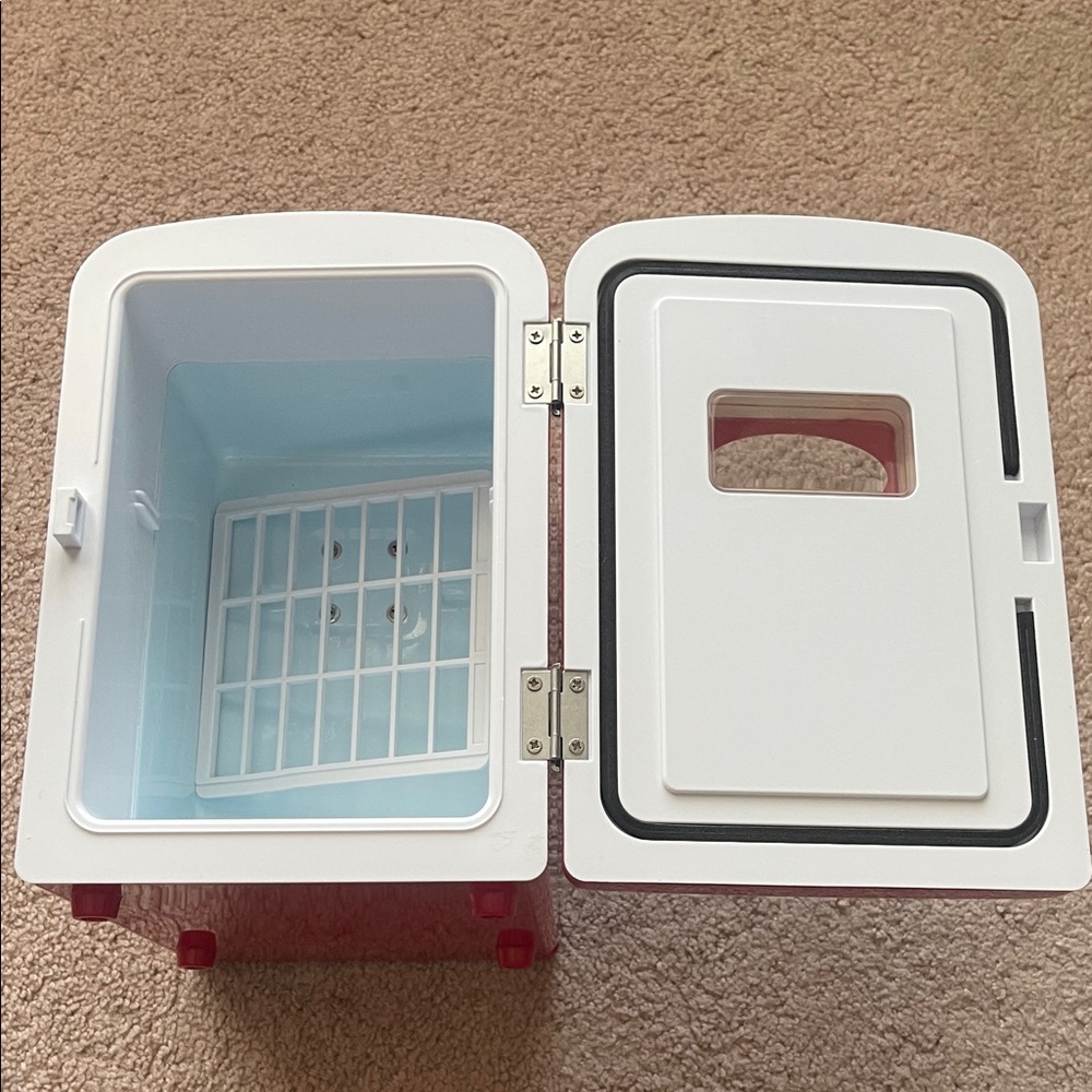 Frigidaire Retro Mini Red Fridge - Picture 7 of 11